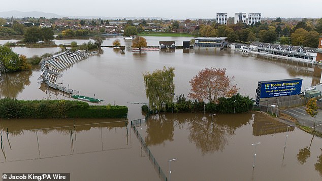 Peringatan banjir tetap berlaku di Inggris saat ini, dengan Jalan Baru CCC Worcestershire terendam banjir