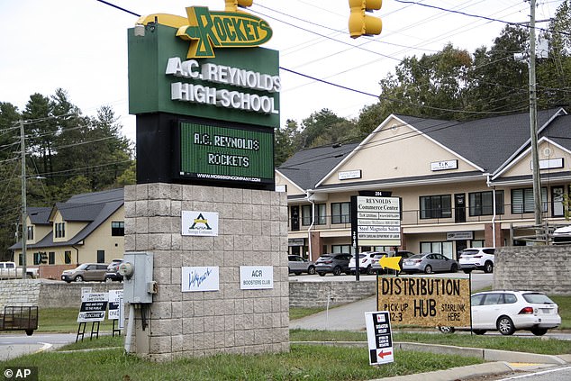 Tanda-tanda terlihat di FEMA Disaster Recovery Center di AC Reynolds High School di Asheville