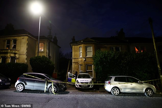 Petugas menahan tersangka setelah wanita tersebut, yang diyakini berusia akhir remaja, ditemukan tewas di kawasan St Andrew's Bristol pada hari Minggu.