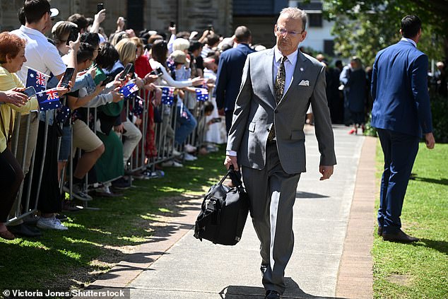 Tanda lain dari kesehatan Raja yang buruk muncul ketika dokternya difoto membawa tas medis besar ketika Charles dan Camilla menghadiri kebaktian gereja pada hari Minggu (foto)