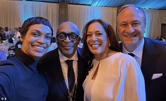 Rosario Dawson, Spike Lee, Wakil Presiden Kamala Harris, dan Second Gentleman Douglas Emhoff pada jamuan makan malam di Ghana tahun lalu