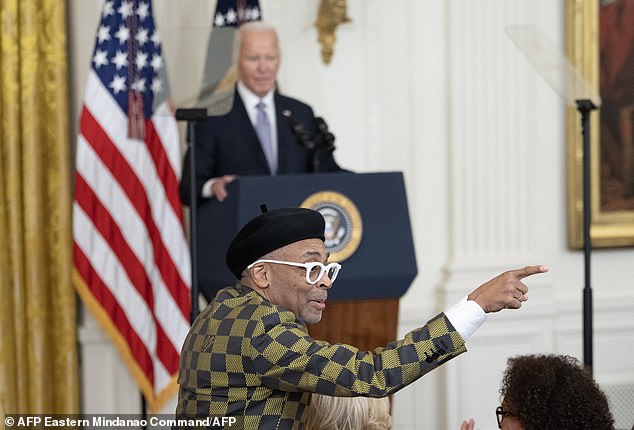 Spike Lee, memberi isyarat saat Presiden AS Joe Biden berbicara pada Resepsi Seni dan Humaniora Nasional pada 21 Oktober