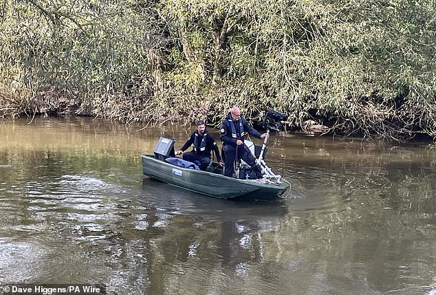 Polisi menggeledah Sungai Derwent di Malton menggunakan peralatan sonar saat mereka mencari orang hilang pada 7 Oktober