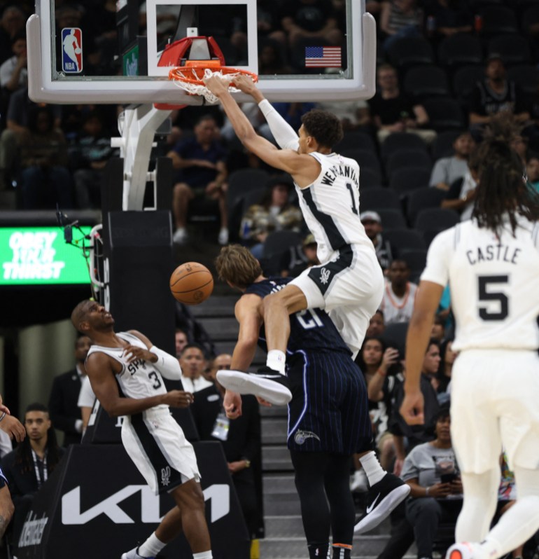 Victor Wembanyama melakukan dunk.