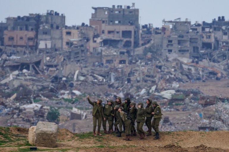 Tentara wanita Israel berpose untuk difoto di perbatasan Jalur Gaza