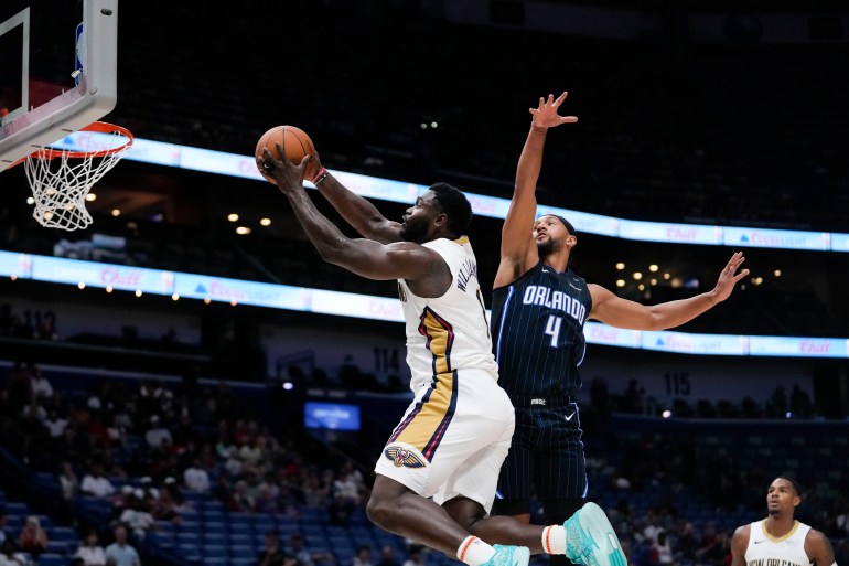 Zion Williamson menembakkan bola.