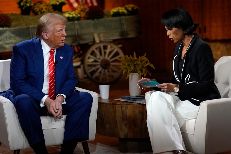 Donald Trump duduk bersama Harris Faulkner di studio Fox News