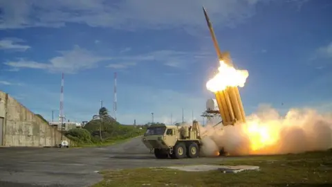 File gambar rudal pencegat THAAD selama uji peluncuran pada tahun 2017 Reuters