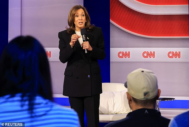 Setelah pertemuan eksklusif dengan Anderson Cooper dari CNN di negara bagian Pennsylvania, pembicara sayap kiri mengkritik Harris setelah dia gagal memberikan jawaban yang jelas mengenai kebijakan dalam dan luar negeri serta penyimpangan merek dagang.