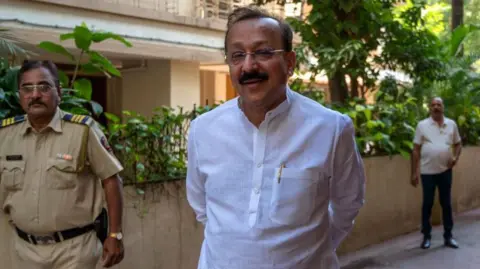 Getty Images Baba Siddique berinteraksi dengan media setelah meninggalkan pesta Kongres pada 8 Februari 2024 di Mumbai, India. 