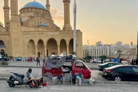 BBC People tinggal di dalam mobil van di depan Masjid Mohammed Al-Amin