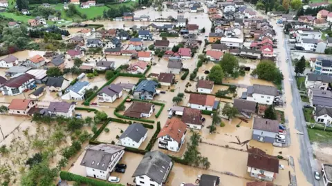 Reuters Pemandangan drone menunjukkan daerah pemukiman yang banjir di Kiseljak, Bosnia dan Herzegovina.