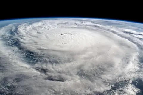 Gambar NASA/ISS tentang Badai Milton dari luar angkasa