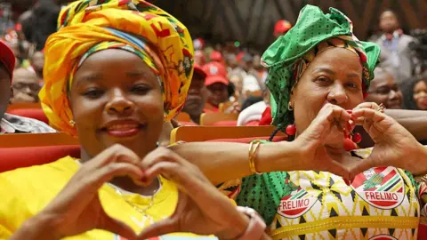 AFP Pendukung calon presiden Frelimo Daniel Chapo melakukan gerakan cinta hati selama rapat umum pemilu di Maputo - 2 Oktober 2024