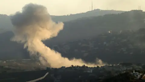 Asap EPA mengepul setelah serangan Israel di Kafr Qila, Lebanon selatan (2 Oktober 2024)