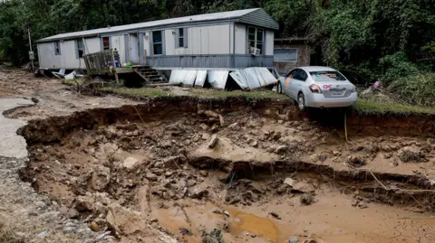 EPA Sebuah rumah mobil dan mobil di sepanjang Sungai Swannanoa setelah bencana banjir akibat Badai Helen