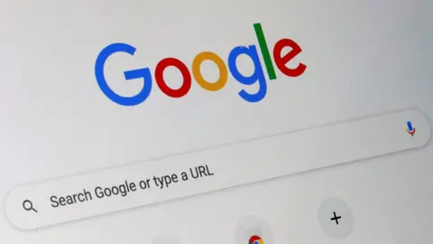 Getty Images Halaman beranda mesin pencari Google Chrome ditampilkan di layar komputer.