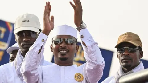 Getty Images Mahamat Idris Debi Itno (tengah) berpidato di depan massa di Place des Nations pada rapat umum kampanye pemilihan presiden terakhir di N'Djamena - 4 Mei 2024