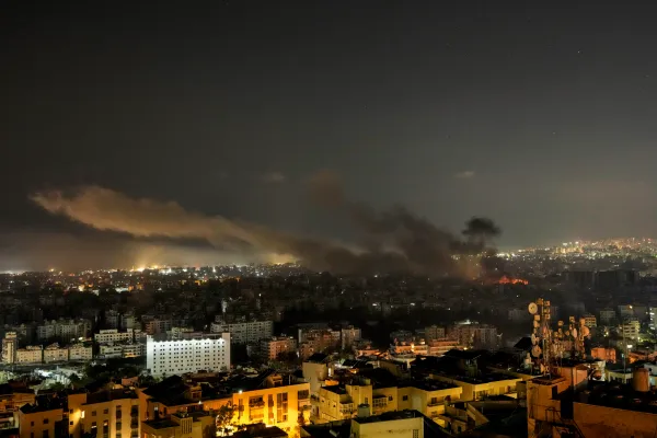 Asap mengepul pasca serangan udara Israel di Dahiyeh, Beirut, Lebanon, Sabtu, 5 Oktober 2024. (Foto AP/Bilal Hussain)