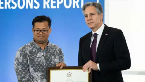 Getty Images Menteri Luar Negeri AS Anthony Blinken mendukung Mech Dara, pahlawan laporan Perdagangan Manusia (TIP) tahun 2023 atas karyanya di Kamboja