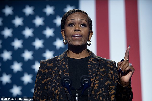 Ibu Negara AS Michelle Obama berbicara dalam rapat umum dengan Wakil Presiden AS dan calon presiden dari Partai Demokrat Kamala Harris di Wings Event Center di Kalamazoo, Michigan