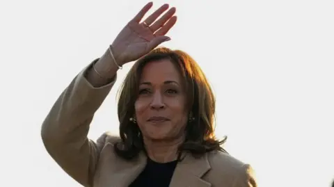 Kamala Harris dari Reuters melambai 