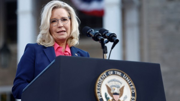 Liz Cheney dengan Harris