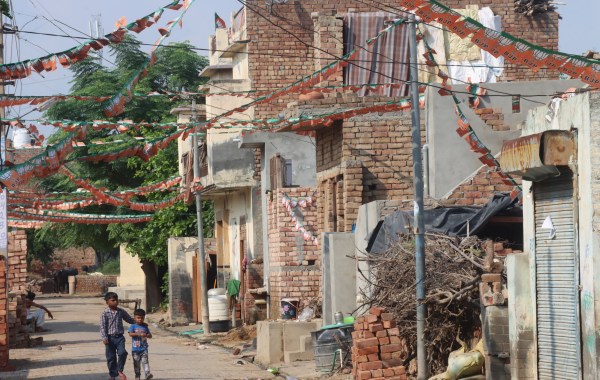 Pemandangan rumah di Koloni Balmiki, Mirchpur, Haryana. Foto ekspres oleh Kamaleshwar Singh