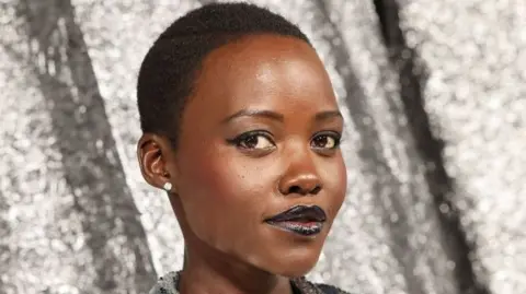 Getty Images Lupita Nyong'o berpose di pemutaran perdana film