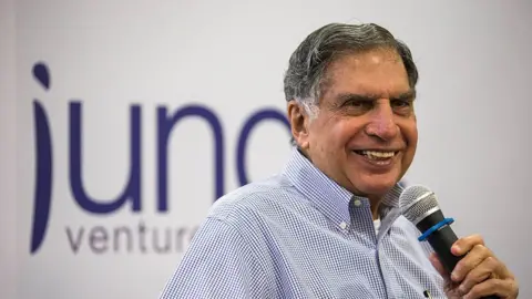 Getty Images Ratan Tata, ketua emeritus Tata Sons, berbicara pada sesi memberi nasihat kepada startup Singapura pada Selasa, 29 Maret 2016, di Singapura. Tata mengundurkan diri sebagai ketua Tata Group senilai $100 miliar pada tahun 2012.