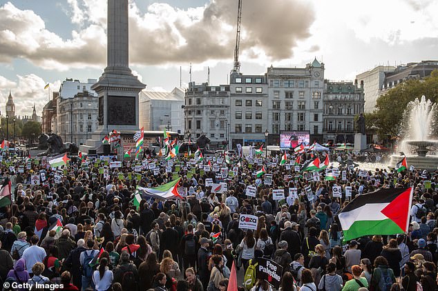 Ribuan pengunjuk rasa pro-Palestina berkumpul di Kolom Nelson di Trafalgar Square pada 19 Oktober