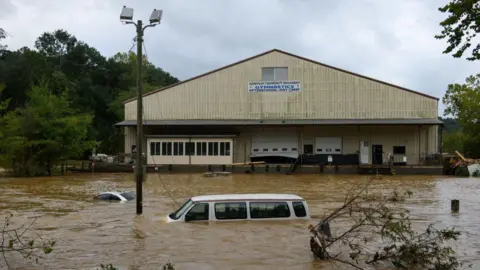 Getty Images Sebuah mobil terendam air setelah Badai Helen menyapu Asheville, North Carolina