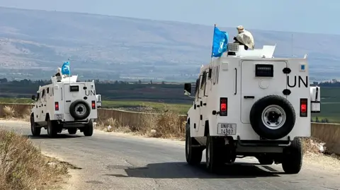 Kendaraan EPA UNIFIL berpatroli di desa Wazzani, Lebanon selatan, 15 September 2024.