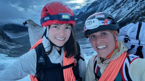 Faye Manners bersama rekan pendakiannya Michelle Dvorak di puncak Gunung Salju Fay Manners