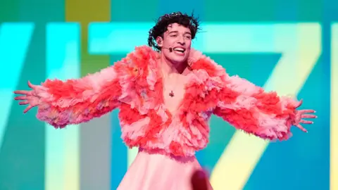 Getty Images Nemo dari Swiss, pemenang Kontes Lagu Eurovision, berada di atas panggung setelah Grand Final Kontes Lagu Eurovision 2024 di Malmö Arena pada 11 Mei 2024 di Malmö, Swedia.