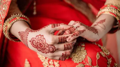 Getty Images Foto stok seorang wanita tak dikenal memegang cincin untuk persiapan pernikahannya