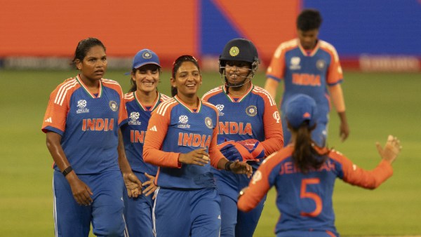 Anggota tim India merayakan gawang Georgia Plimmer dari Selandia Baru selama pertandingan Piala Dunia T20 Wanita ICC 2024 antara India dan Selandia Baru di Stadion Internasional Dubai di Uni Emirat Arab.