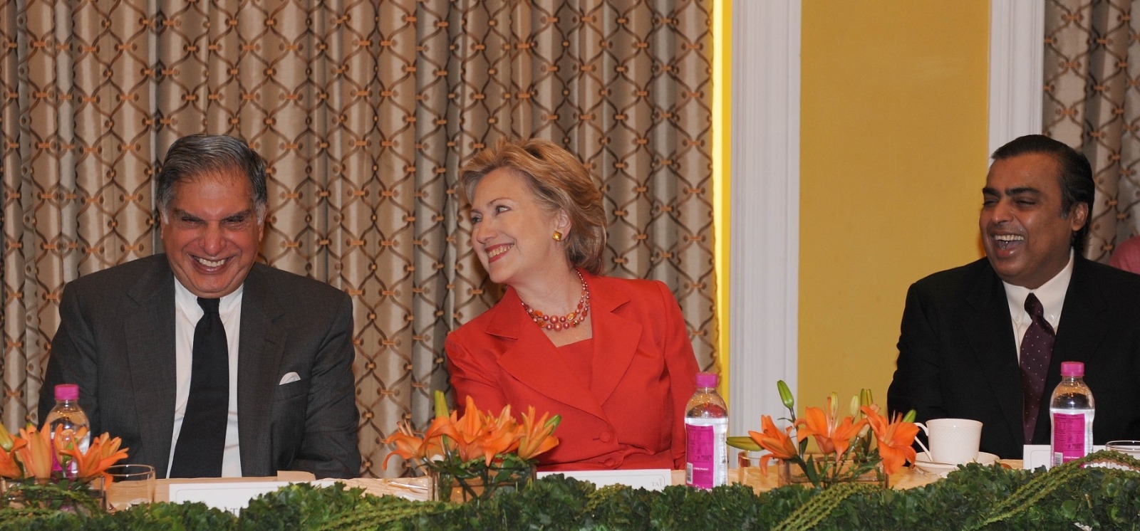 Hillary Clinton bersama Ratan Tata dan Mukesh Ambani pada pertemuan bisnis di Hotel Taj Mahal. (Foto Ekspres)