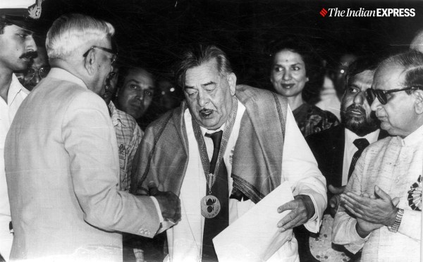 Presiden India R. Venkataraman memberikan Penghargaan Dadasaheb Phalke kepada Raj Kapoor yang sedang sakit di Delhi. (Arsip Ekspres) 