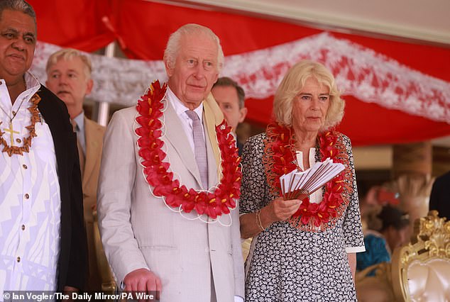 Raja Charles III dan Ratu Camilla saat upacara perpisahan di Vila Siumu pada hari terakhir kunjungan kerajaan ke Australia dan Samoa