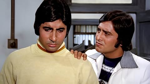 Vinod Khanna dan Amitabh Bachchan di Hera Pheri. (Foto IMDb)