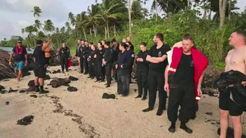 Kru Reuters dan penumpang HMNZS Manawanui diselamatkan di pantai Samoa.