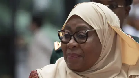 AFP Presiden Tanzania Samia Suluhu Hassan tiba di Bandara Internasional Ibu Kota Beijing pada 3 September 2024 di Beijing.