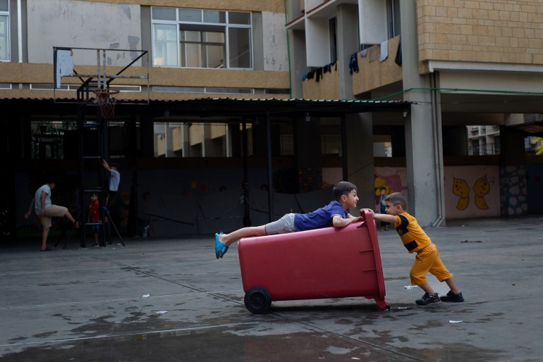 Anak-anak Suriah bermain di Tripoli, Lebanon.