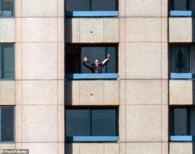 Foto menakutkan pria bertopeng di balkon hotel Four Seasons di Atlanta, tempat dia melepaskan tembakan ke gedung di dekatnya