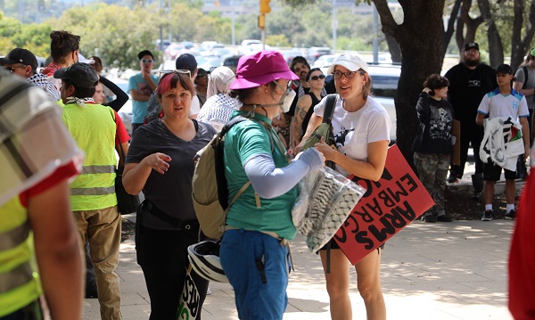 Para pengunjuk rasa bersiap untuk memulai unjuk rasa anti-Israel di Austin, Texas. Foto oleh Randy Clark Breitbart.