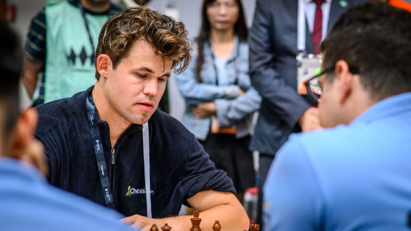 Magnus Carlsen dari Norwegia menghadapi Roberto Garcia Pantoza dari Kolombia pada putaran ketiga Olimpiade Catur di Budapest. (Foto oleh Michal Walusza)