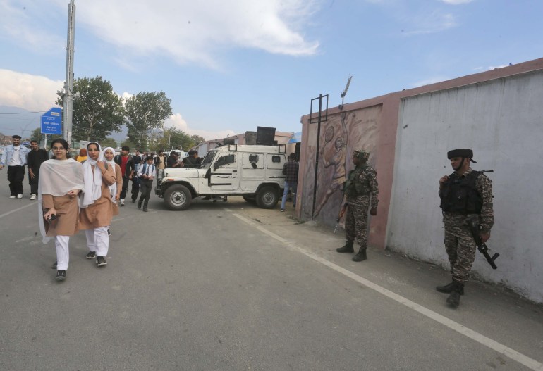 Siswa berjalan menuju tempat turnamen LLC di kota utama Srinagar di Kashmir yang dikelola India di mana pertandingan diadakan di bawah pengawasan dan pengawasan keamanan tinggi. (Shuaib Bashir/Al Jazeera)