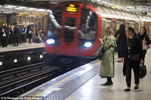 Pengemudi metro akan melakukan pemogokan pada bulan November, kata Aslef, setelah diskusi mengenai upah gagal. Serikat pekerja RMT mengatakan para anggotanya juga akan melakukan pemogokan