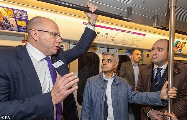 Komisaris TfL Andy Lord (kiri, foto bersama Sadiq Khan) mengatakan tawaran yang diberikan kepada serikat pekerja adalah “adil”